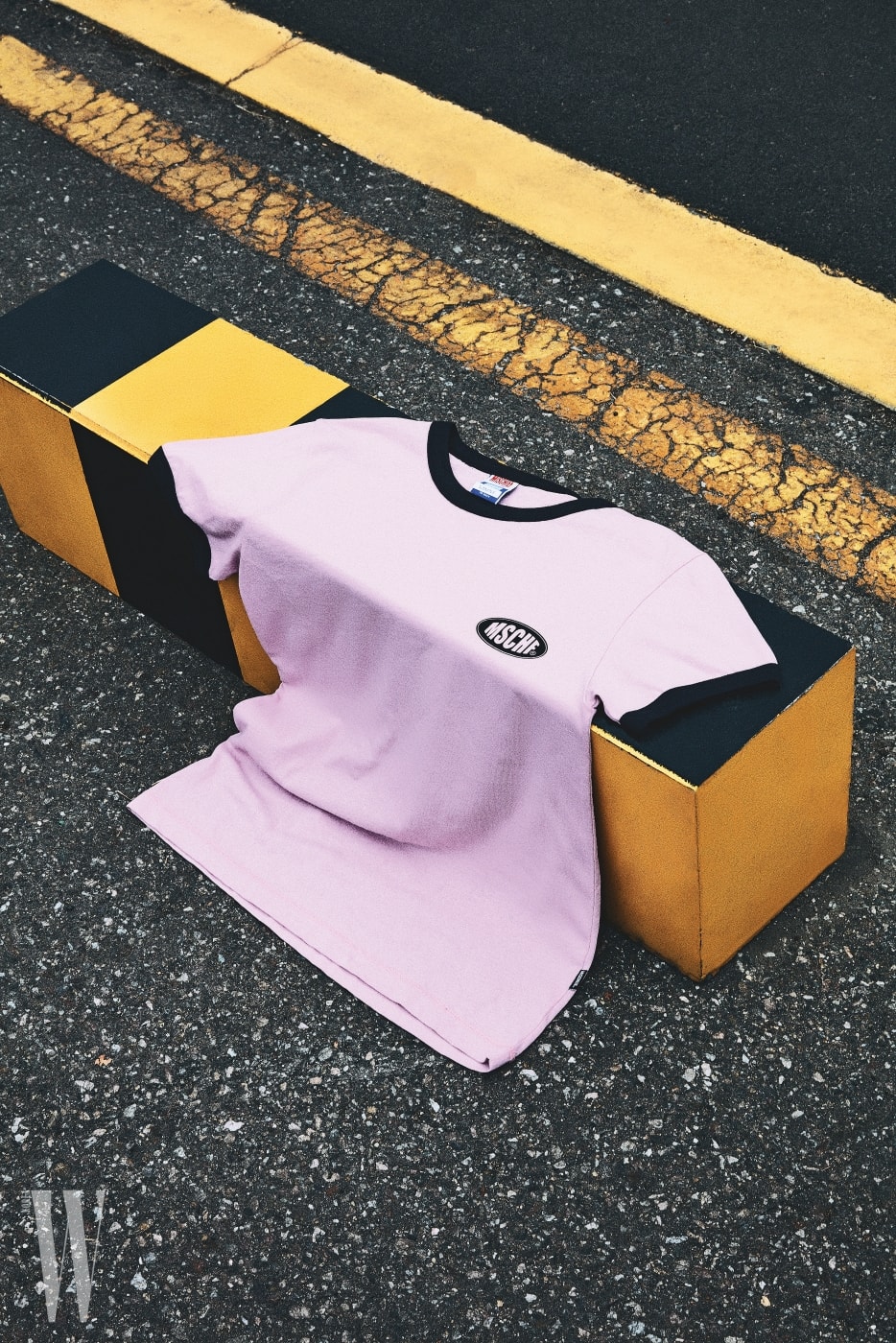 3 진파랑의 라운드 넥과 작은 로고가 조화로운 분홍빛 티셔츠는 미스치프 제품. 3만8천원.
