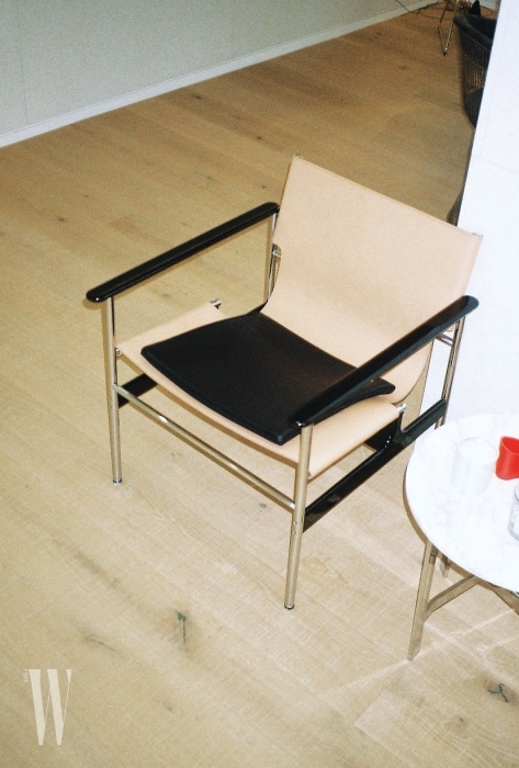 가구 편집숍 두오모에서 최근에 구입한 의자.