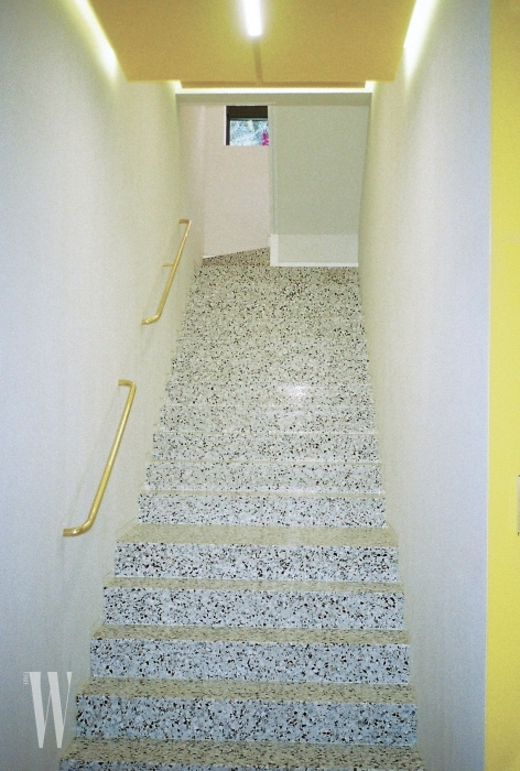 지하로 내려가는 계단은 마치 어느 럭셔리 패션 부티크로 향하는 공간처럼 느껴진다. 벽의 금색 손잡이가 포인트.