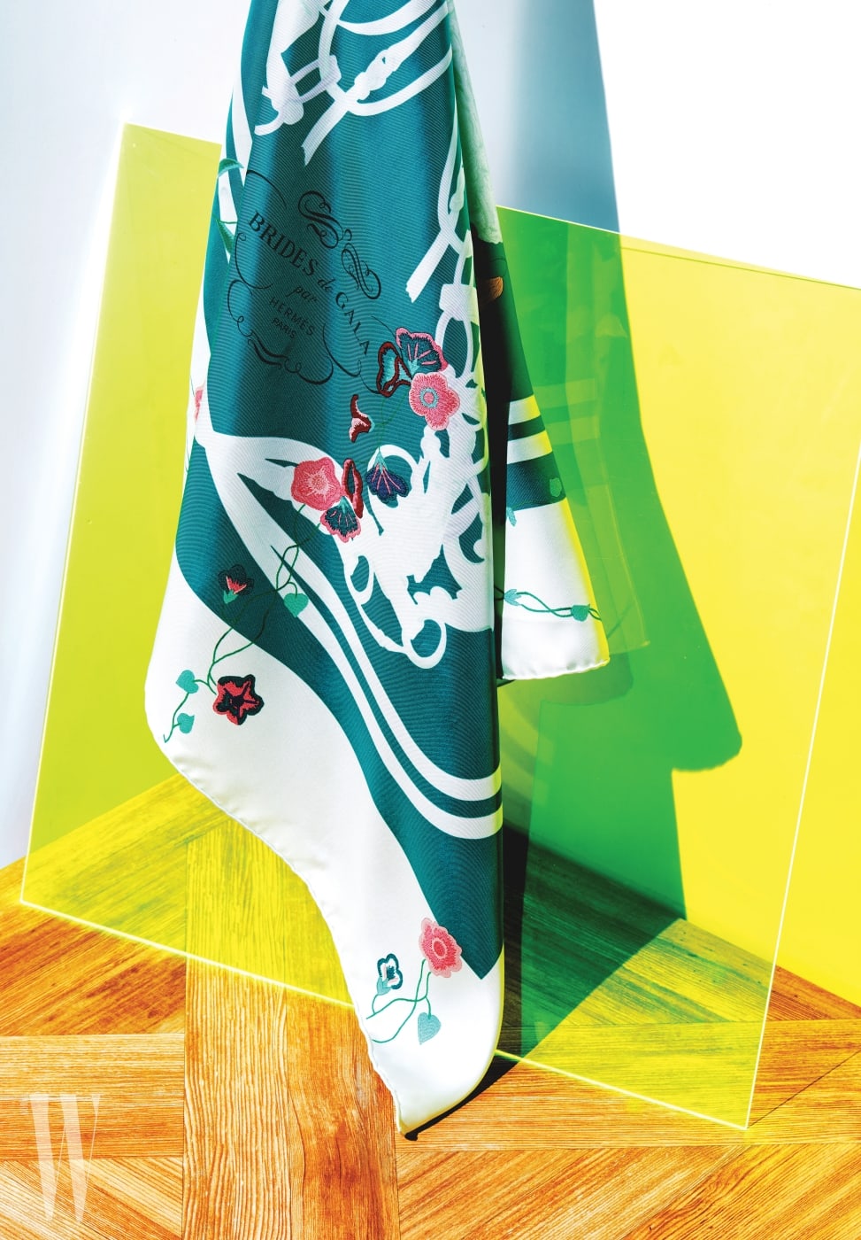 3. 에메랄드블루 색상에 작은 꽃 장식이 조화로운 스카프는 에르메스 제품. 가격 미정.