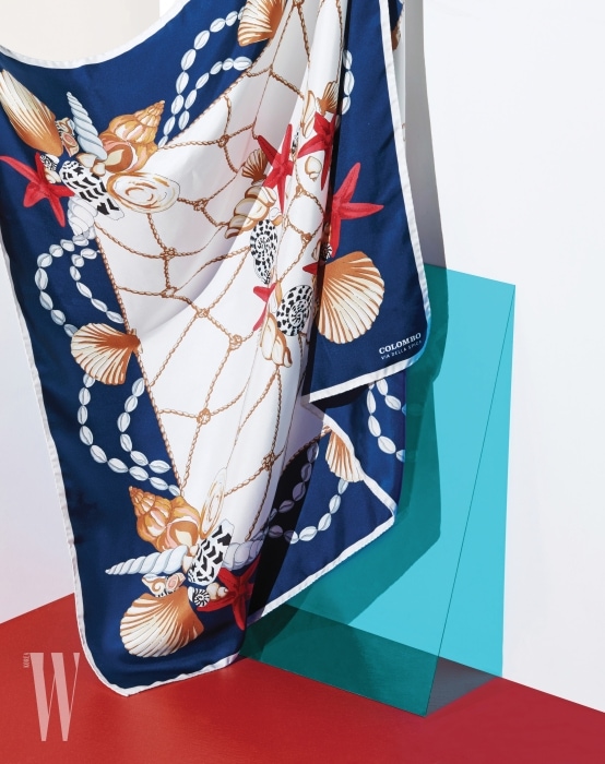5. 조개와 불가사리 무늬가 시원해 보이는 스카프는 콜롬보 비아델라스피가 제품. 가격 39만8천원.