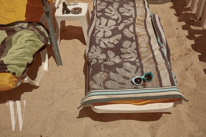 꽃 모양을 양각 처리한 선글라스는 돌체&가바나 by 룩소티카 제품. 40만원대.