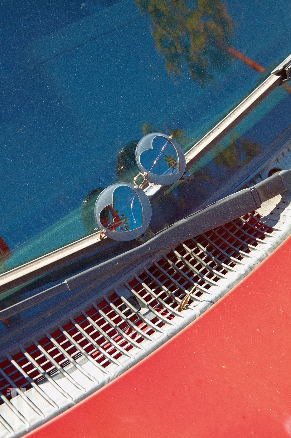 하트 모양 프레임이 위트 있는 선글라스는 미우미우 by 룩소티카 제품. 40만원대.