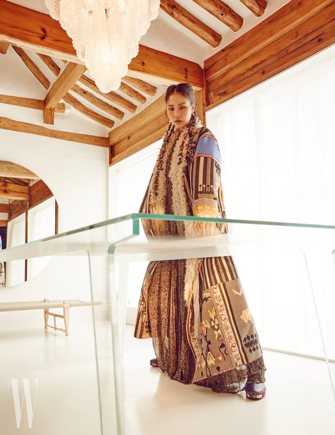 티베트, 몽골 등 유목민의 이국적인 정서가 담긴 롱 코트, 잔잔한 꽃무늬를 새긴 롱 드레스, 티베트 깃발이 연상되는 컬러 장식 부츠는 모두 Etro 제품.
