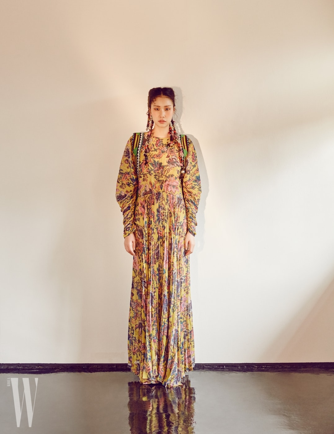 볼륨감 넘치는 주름 장식 페이즐리 롱 드레스, 민속적인 패턴이 돋보이는 배낭 끈 모티프의 액세서리는 Etro 제품.