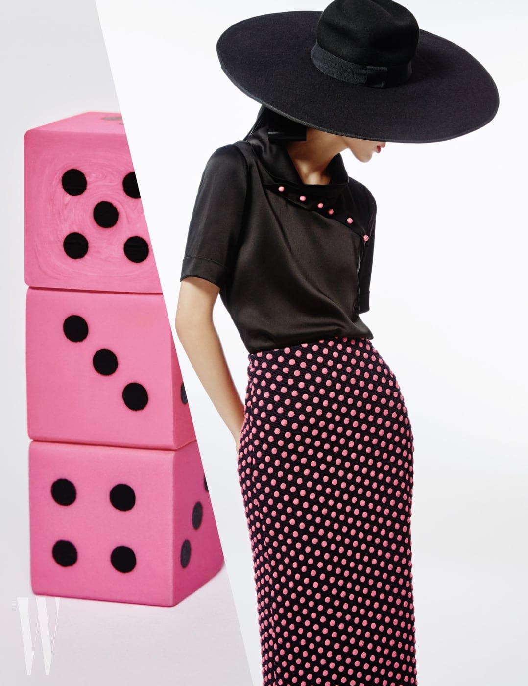 핑크색 단추가 장식된 실크 블라우스, 입체적인 느낌의 도트무늬 펜슬 스커트, 큼직한 모자는 모두 Emporio Armani 제품.