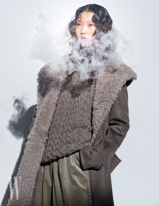 꽈배기 무늬 니트와 양털 코트, 벨벳 팬츠는 모두 Max Mara 제품.