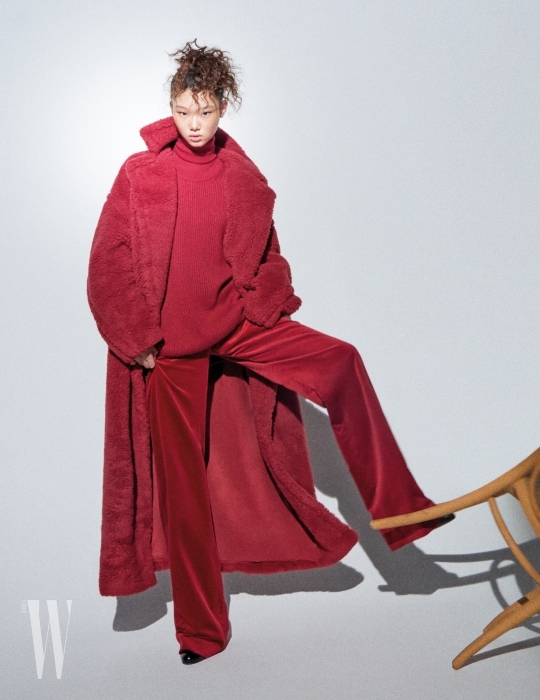 붉은색 터틀넥과 베스트, 벨벳 팬츠, 테디베어 코트, 검은색 부티는 모두 Max Mara 제품.