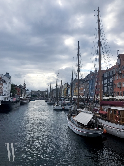 1 코펜하겐에 도착. 강가를 걷다 보니 동화 작가 안데르센이 살았다는 마을이 나온다. 동화 속에 나올 법한 아기자기한 색감의 집들이 인상적.