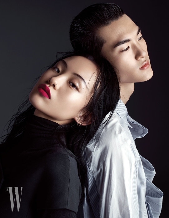 김별이 입은 검은색 터틀넥과 톱은 Dior 제품. 이기현이 입은 스트라이프 셔츠는 Wooyoungmi 제품.