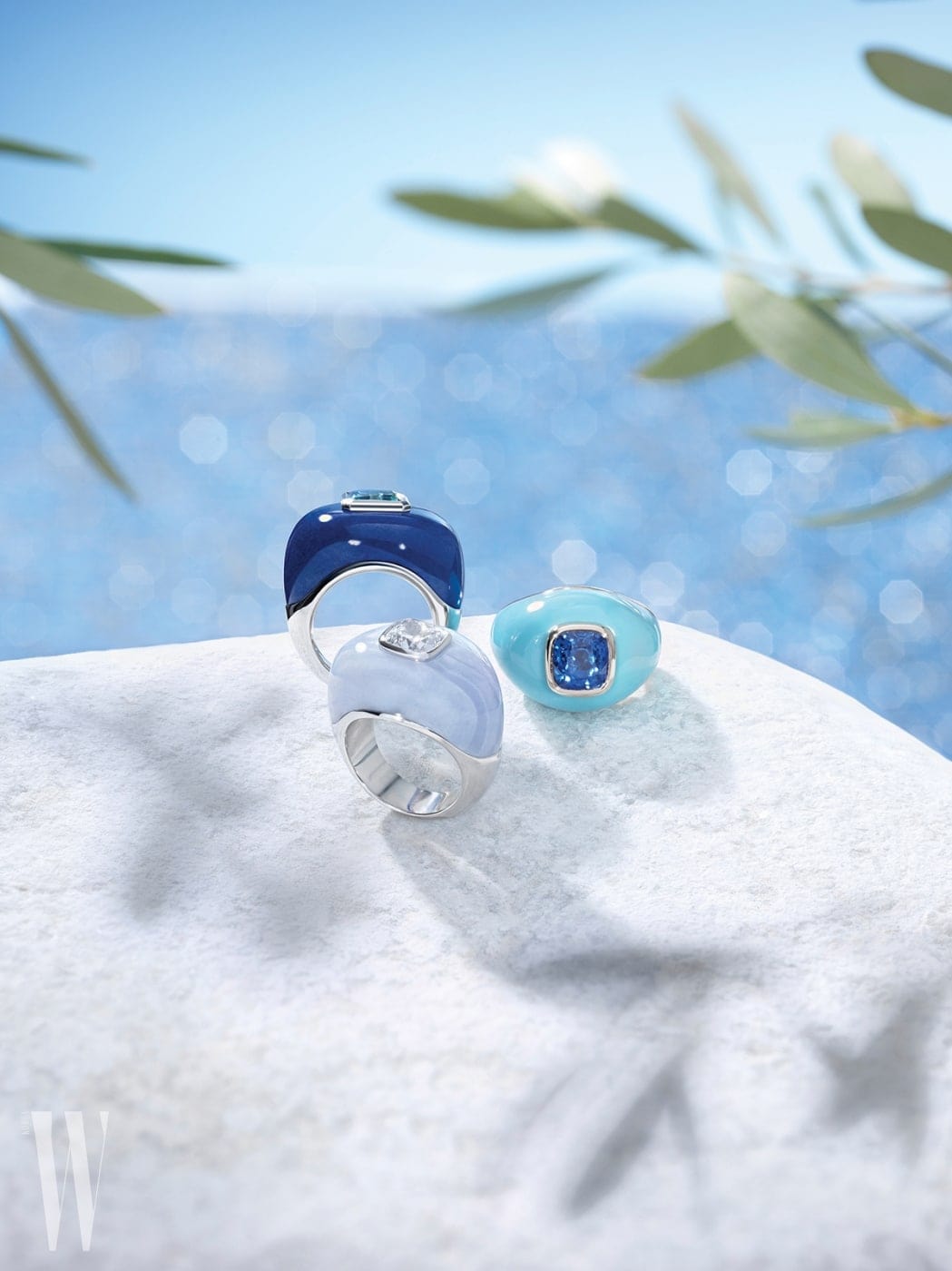 다이아몬드, 파라비아 투르말린, 터키석 등으로 다양한 바다색을 표현한 반지들.