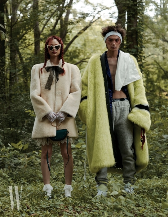 정호연이 입은 퍼 코트, 리본 장식 레이스 드레스, 가방은 모두 Chloe, 하트 모양 선글라스는 Saint Laurent 제품. 송준호가 입은 퍼 코트, 로브, 트레이닝 팬츠는 모두 Kimmy J, 스니커즈는 Kye 제품.