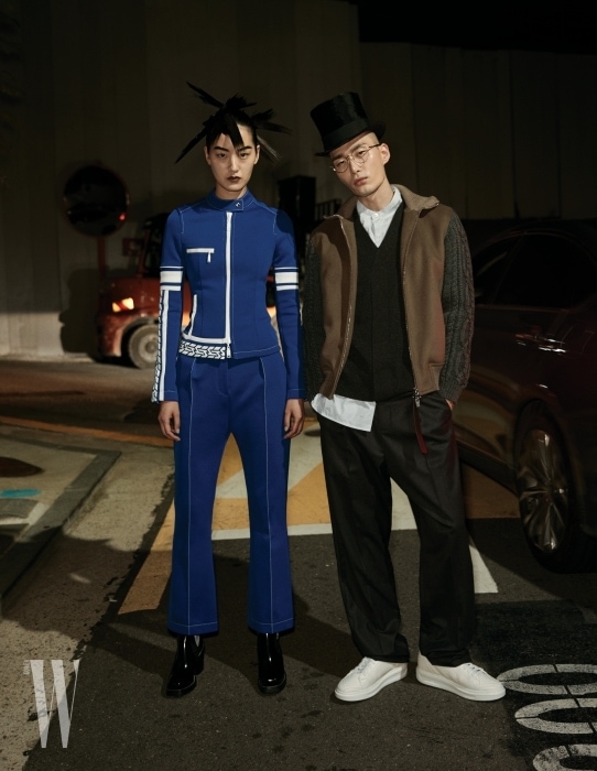 퐁리가 입은 스포티 무드 재킷, 팬츠, 부츠는 모두 Louis Vuitton 제품. 노마한이 입은 재킷, 니트 베스트, 셔츠, 팬츠, 벨트, 스니커즈는 모두 Louis Vuitton 제품.