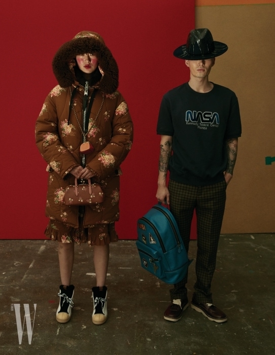 퐁리가 입은 빈티지 소녀 무드의 패딩 재킷, 스커트, 목걸이 동전 지갑, 가방, 슈즈는 모두 Coach 제품. 노마한이 입은 티셔츠, 체크무늬 팬츠, 백팩, 슈즈는 모두 Coach, 모자는 Super Duper Hats by Amabilia 제품