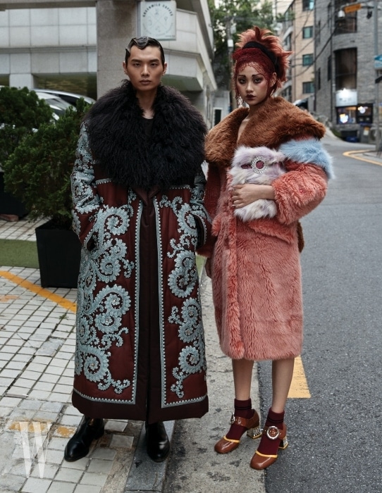 송준호가 입은 귀족적인 퍼 칼라 장식 코트, 셔츠, 팬츠, 첼시 부츠는 모두 Kimseoryong Homme 제품. 정호연이 입은 에코 퍼 코트, 가방, 양말, 버클 장식 슈즈는 모두 Miu Miu 제품.