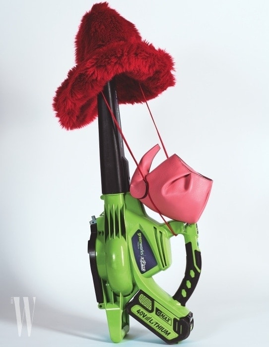 윈드 머신에 걸린 빨강 페이크 퍼 모자는 미우미우 제품. 가격 미정. 핑크색 코끼리 모양 미니 백은 로에베 제품. 1백70만원. 