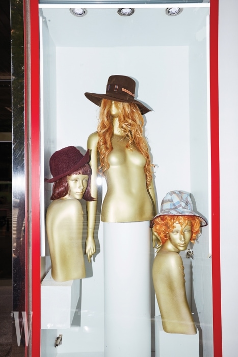 왼쪽부터_ 니트 소재의 와인색 플로피 모자는 조르지오 아르마니 제품. 가격 미정. 멀티컬러 줄무늬 장식이 돋보이는 갈색 중절모는 에르메스 제품. 가격 미정. 빈티지한 체크무늬 플로피 모자는 에르메스 제품. 가격 미정.