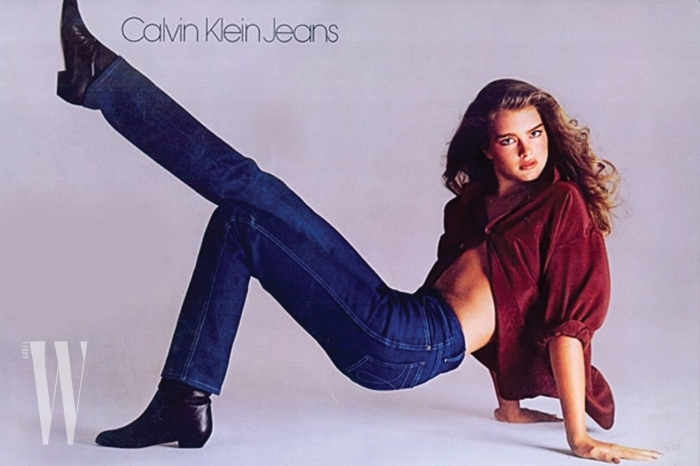 . 1981년, 리처드 애버던이 찍은 브룩실즈. 이 광고 사진은 이번 시즌 캘빈 클라인 컬렉션의 데님 재킷 라벨로 사용되었다. 