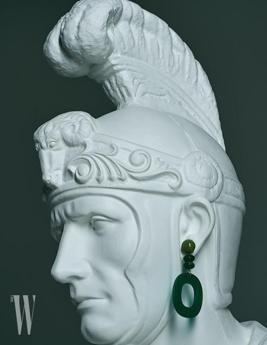 석고상에 걸려 있는 플라스틱 소재의 초록색 귀고리는 프루타 by 페얼스 제품. 4만9천원. 