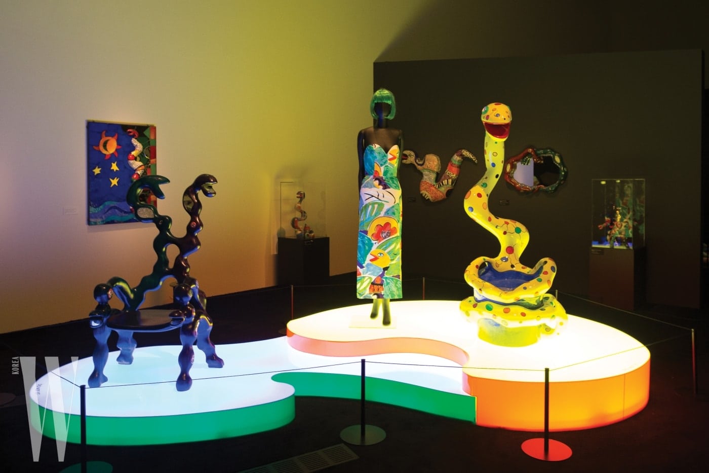 뱀과 관련한 다채로운 소재의 작품들이 전시된 방.