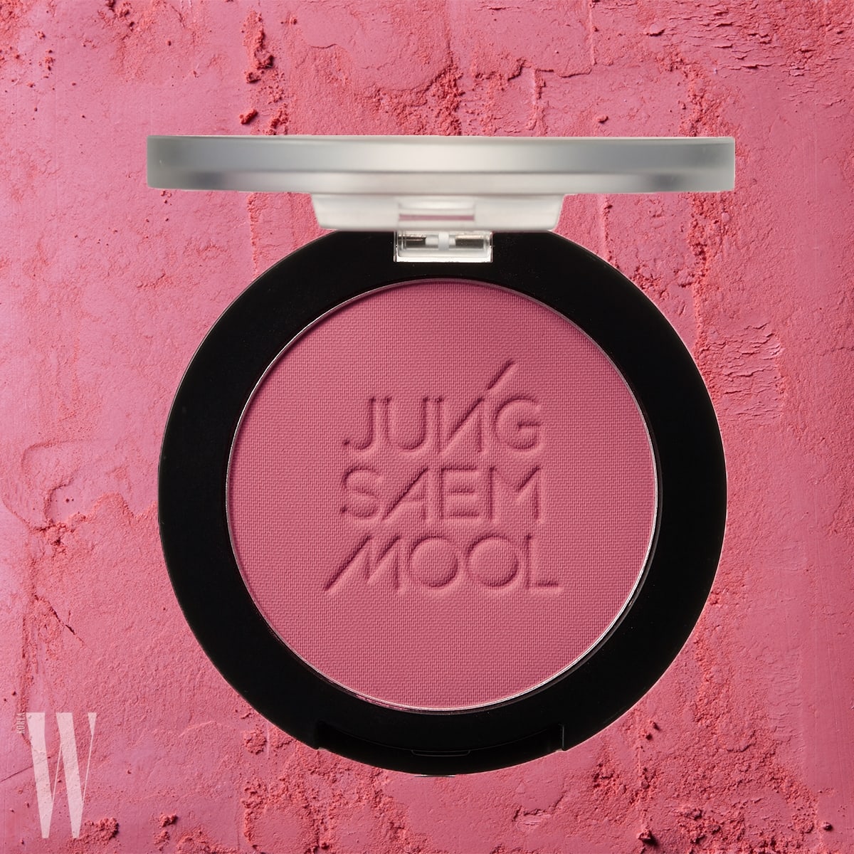 Jung Saem Mool 에센셜 치크 블러셔(루디 코랄)  과즙미 메이크업 필수품. 피부에 색이 샤르르 스미듯 가볍게 밀착되는 코럴 컬러 블러셔. 5.2g, 2만원.