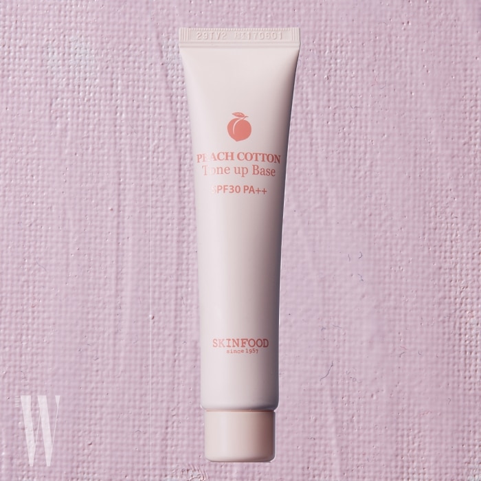 Skin Food 피치뽀송 뽀얀 베이스 보송보송 사랑스러운 복숭앗빛 피부를 연출해주는 메이크업 베이스. 매트 텍스처의 파운데이션과 찰떡궁합이다. 40g, 1만원.