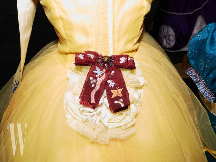 풍성한 드레스에 달아놓은 리본 브로치는 구찌 제품. 55만원. 