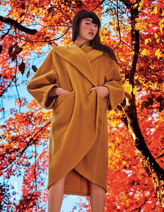  막스마라를 대표하는 클래식 카멜 코트. 1980년대의 특징적인 헴라인과 넓은 칼라, 여유로운 소매 실루엣이 눈길을 끈다.