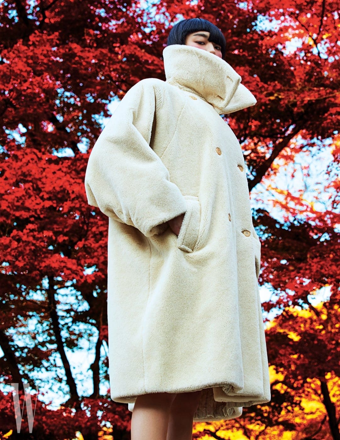 포근한 소재감과 캐주얼하고 모던한 디자인이 돋보이는 테디베어 코트. 최근 막스마라 F/W 컬렉션까지, 매년 다양한 색상으로 진화해온 막스마라의 아이코닉 코트 중 하나이다. 