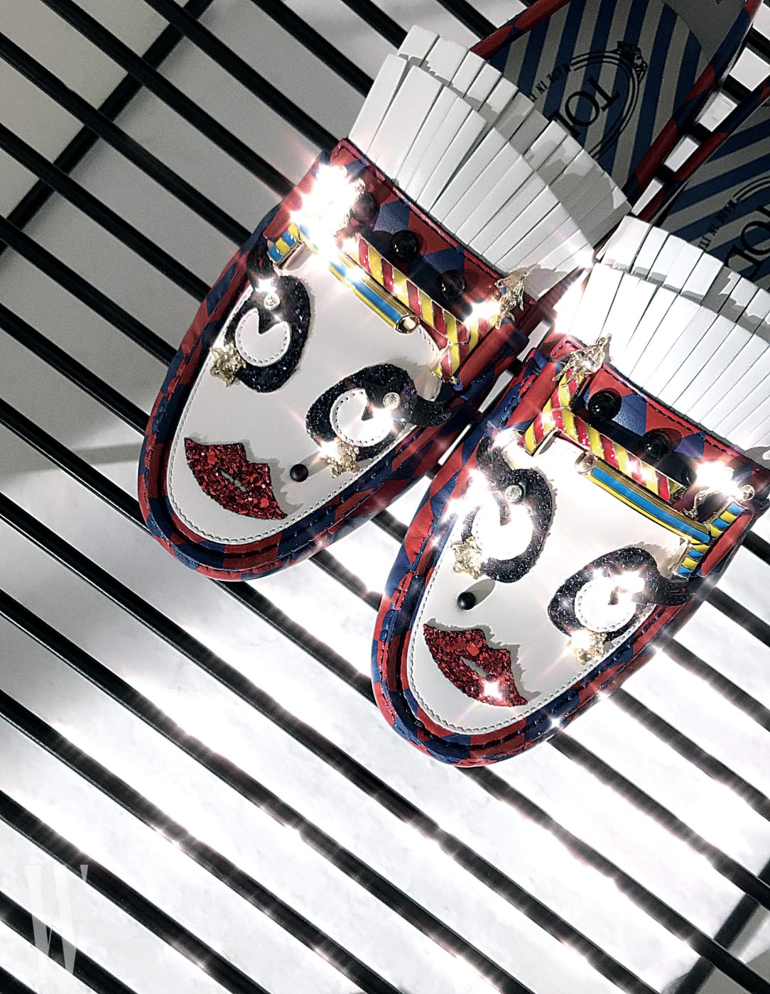 피에로 얼굴이 연상되는 위트 있는 서커스 모티프 드라이빙 슈즈는 토즈 제품. 1백40만원대.