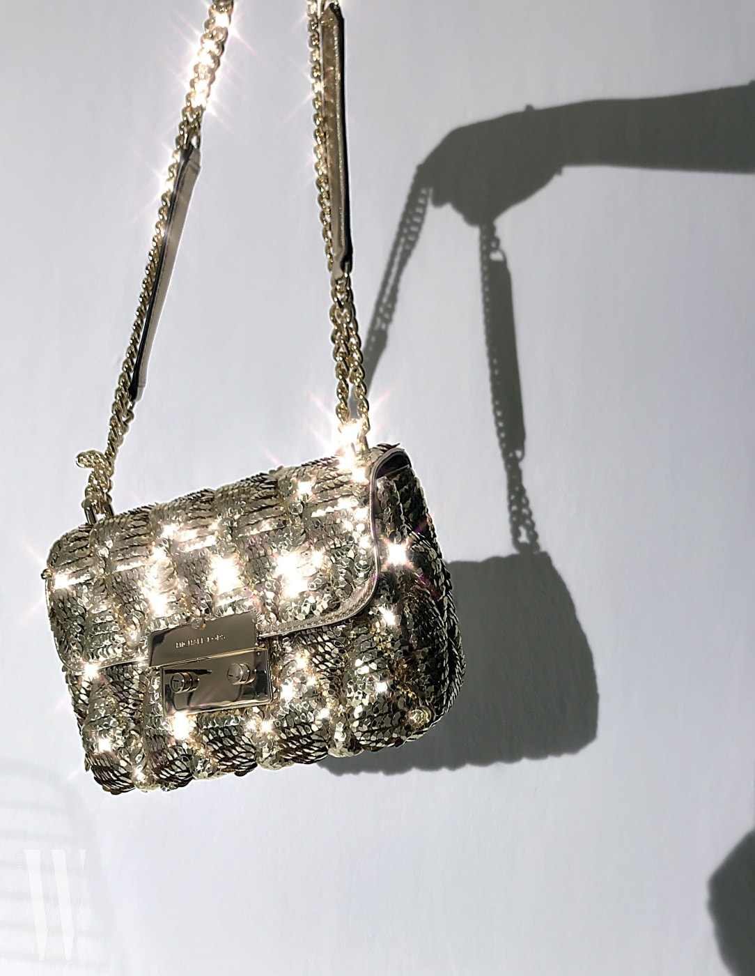 화려한 시퀸 장식으로 뒤덮인 금빛 핸드백은 마이클 마이클 코어스 제품. 60만원대.