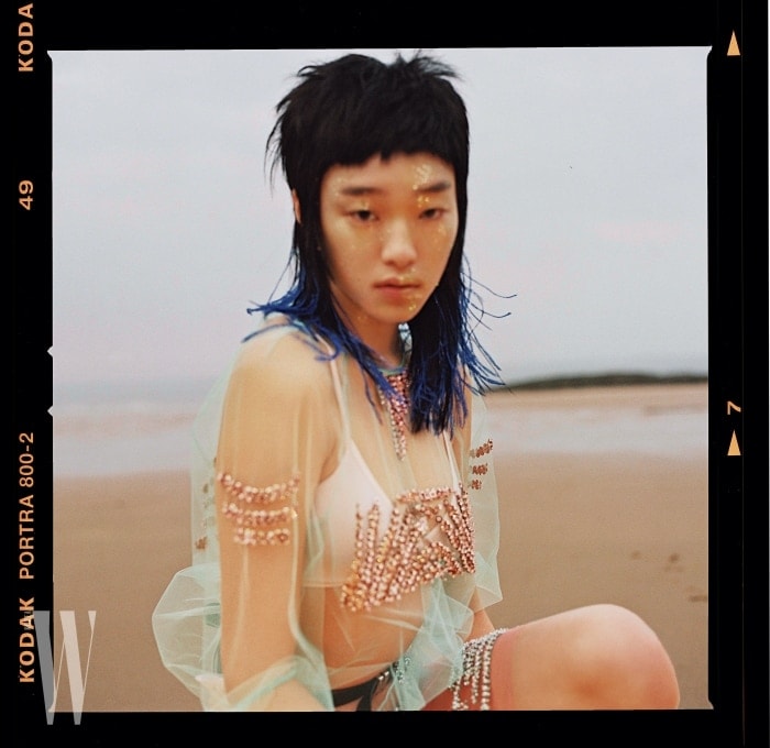 주얼 장식의 튤 소재 시스루 톱과 스커트, 쇼츠, 벨트는 모두 Prada 제품.