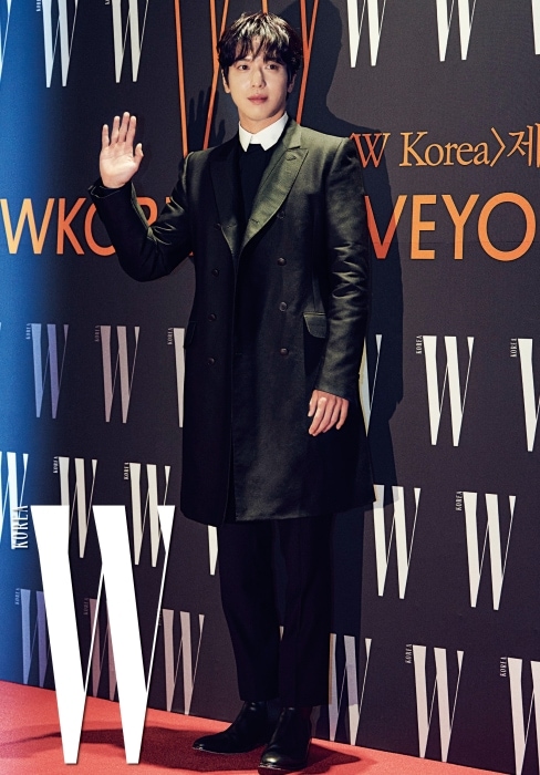 깔끔하고 클래식한 모습이 돋보인 씨엔블루의 정용화. 실크 코튼 트윌 아우터, 클래식한 코튼 셔츠, 팬츠와 슈즈는 모두 Bottega Veneta 제품.