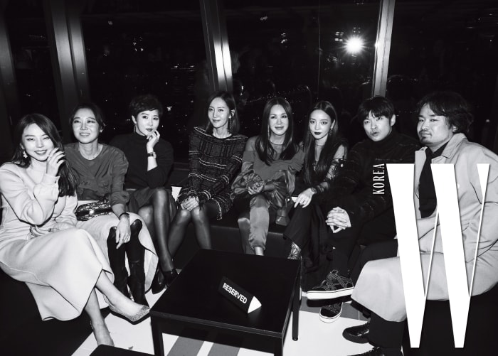 왼쪽부터 | 안소희, 공효진, 김선아, 염정아, 엄정화, 구하라, 장기하, 하세가와 요헤이가 파티를 즐기고 있다.