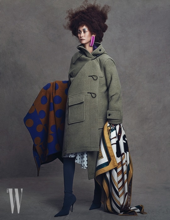 변형된 실루엣의 더플 코트, 폴카도트 드레스, 부츠, 이어링은 모두 Balenciaga, 동그라미 패턴 블랭킷과 스카프가 연상되는 아티스틱한 프린트의 캐시미어 실크 소재 블랭킷은 둘 다 Hermes 제품.
