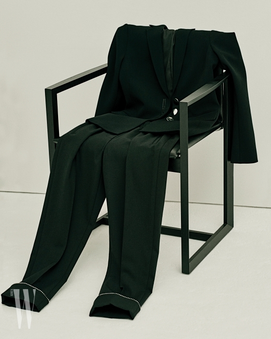 헴라인에 동그란 비즈를 장식한 팬츠는 알렉산더 왕 제품. 1백39만원. 각진 프레임이 멋진 의자는 이브 체어 by 크리에이티브 랩 제품.