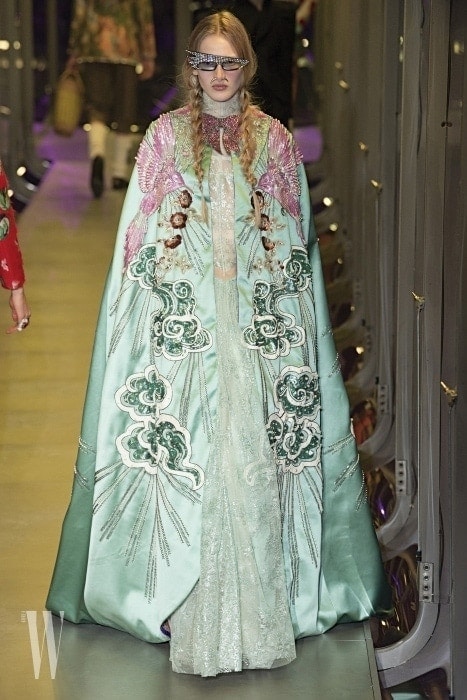 구찌의 쿠튀르적인 드레스와 선글라스