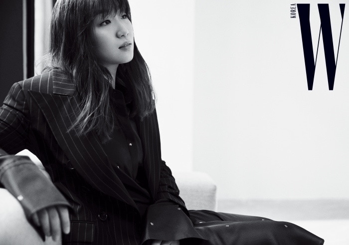 소매가 긴 원피스는 렉토. 스트라이프 재킷은 몬세 by 10 꼬르소 꼬모 제품.