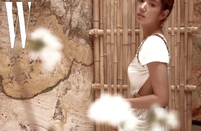 사랑의여신아프로디테를 연상시키는, 어깨와허리에 월계관을장식한 하얀드레스는Chanel 제품. 