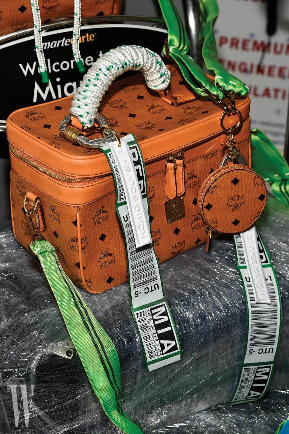 로프 손잡이와 러기지 태그 디테일로 생명력을 불어넣은 컬래버레이션 가방.