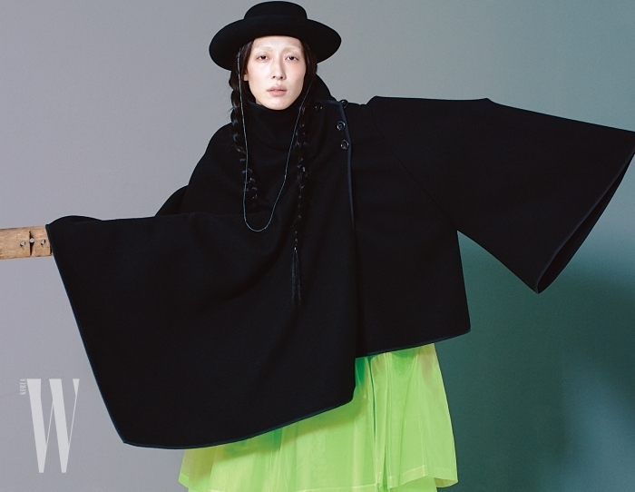 검정케이프와웨스턴 모자는Dior, 형광연두색한복치마는Tchai Kim Young Jin 제품. 