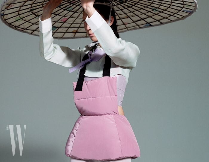 연한민트색저고리와 안에입은연보랏빛톱은 Tchai Kim Young Jin, 연한핑크색 패딩베스트는Fleammadonna 제품. 한국전통종이한지로만든 거대한헤드피스.