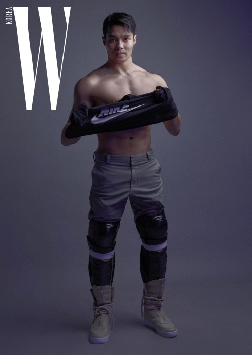 로고 티셔츠와 아웃 포켓 팬츠, 스트링 장식이 특징인 하이톱 스니커즈는 모두 Nike 제품, 종아리에 장착한 하키 신가드는 선수 소장품.