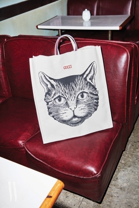 소파 위에 놓인 고양이 프린트 캔버스 백은 구찌 제품. 1백13만원.