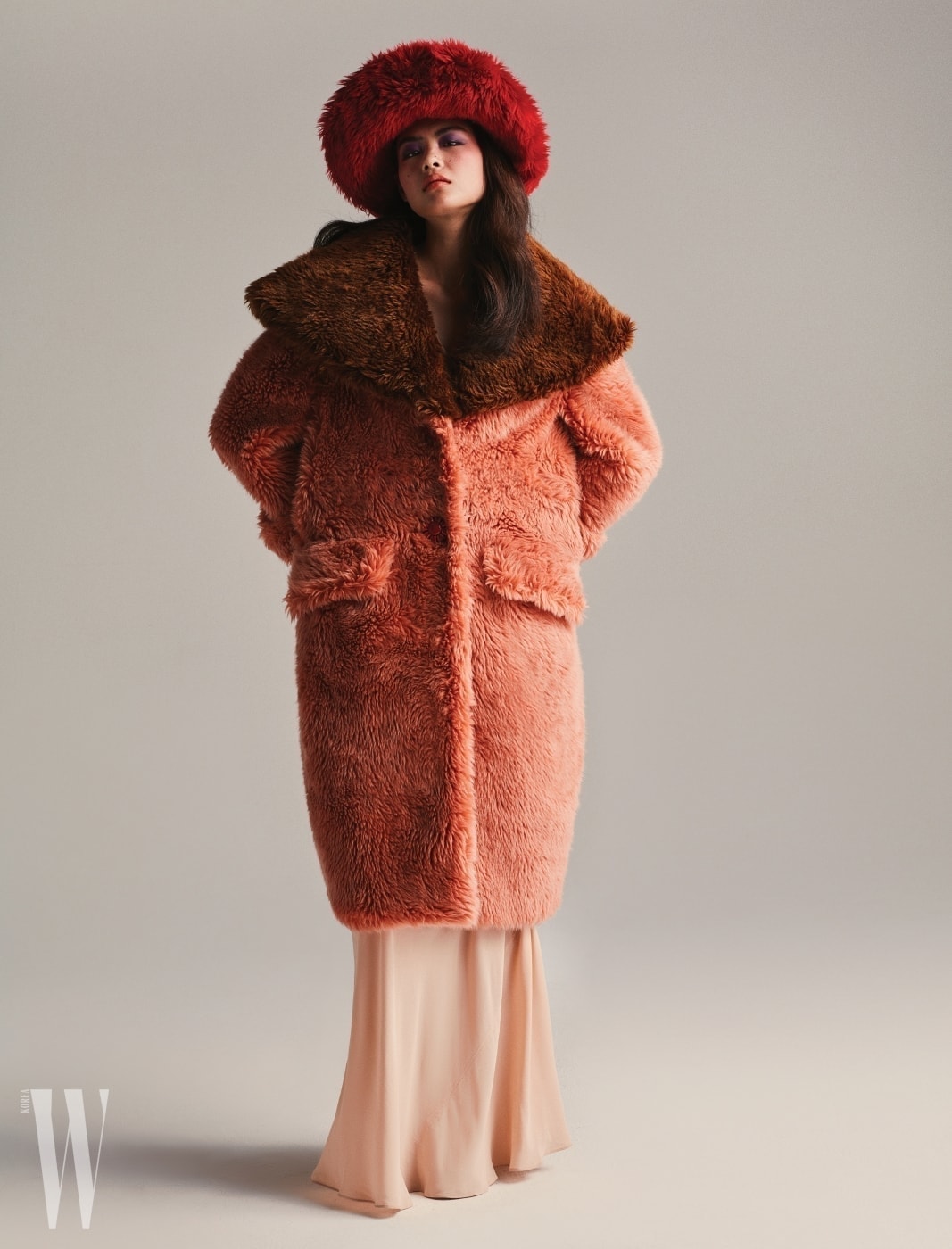 페이크 퍼 모자와 코트, 살구색 드레스는 미우미우 제품.