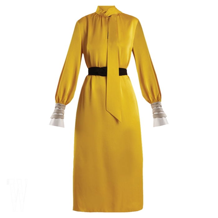 FENDI 하이넥 칼라의 새틴 드레스는 펜디 제품. 가격 미정.