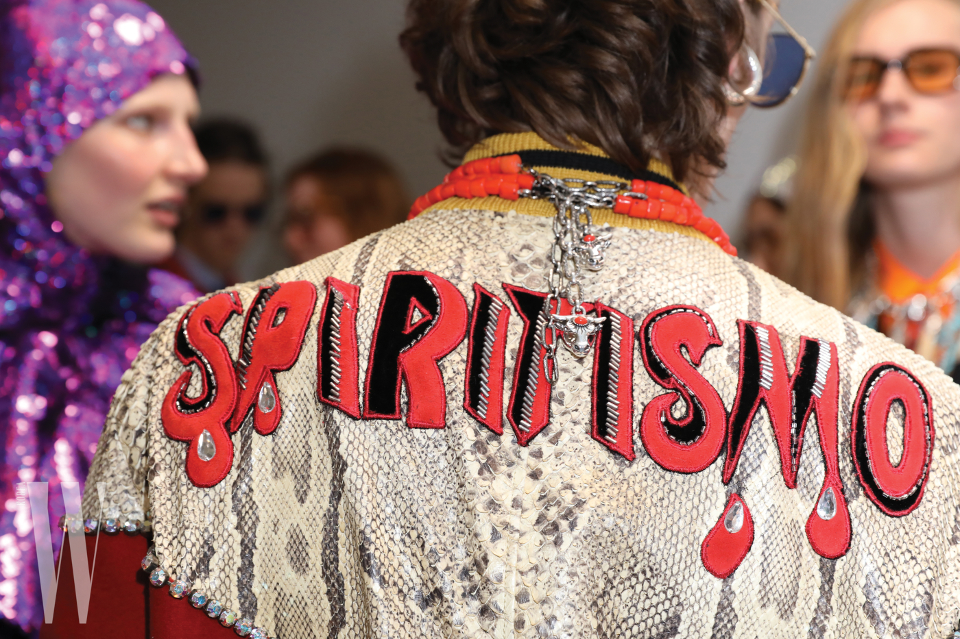 ‘Spiritismo’라는 신조어를 통해 패션의 저항 정신을 드러낸 남성 컬렉션 재킷.