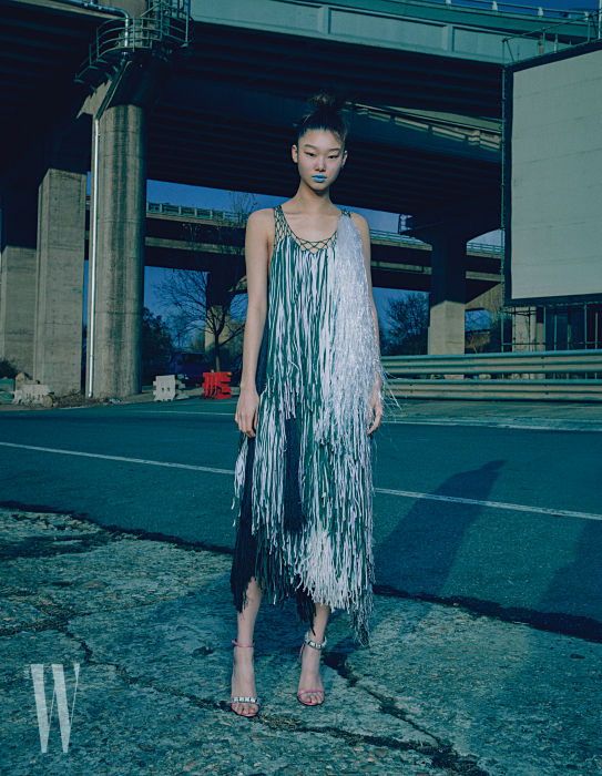 입체적인 프린지 장식 드레스, 슈즈는 Calvin Klein 205W39NYC 제품.
