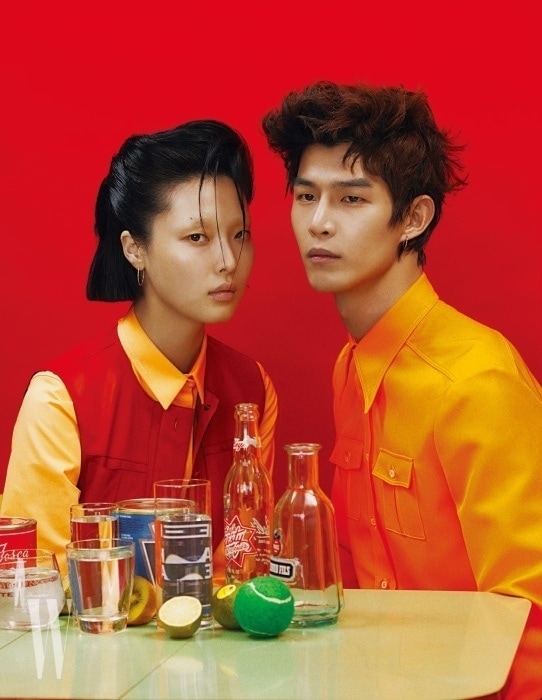  김성희가 입은 셔츠와 베스트는 Hermes, 방태은이 입은 오렌지색 셔츠는 Gucci 제품.