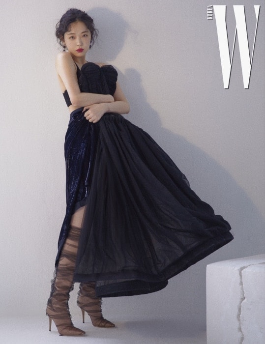 샤를 덧씌운 누드 새틴 부츠는 JimmyChoo×Off-White 제품. 풍성한 튜브톱 드레스는 Off-White, 네이비 시퀸 드레스는 NinaRicci, 주얼 장식 귀고리는 Kate n Kelly.